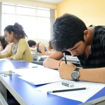 Estudiante haciendo examen de admisión