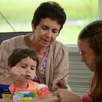 La investigación evidencia que las labores de cuido y el involucramiento parental educativo pedagógico son asumidas mayoritariamente por mujeres. Imagen con fines ilustrativos. Foto: Anel Kenjekeeva.