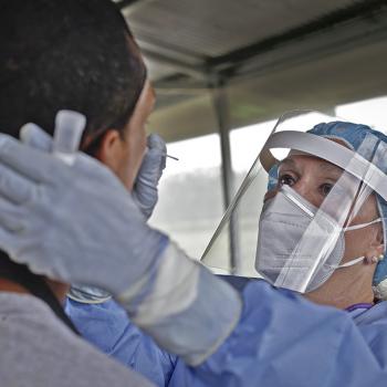 personal sanitario realizando pruebas de COVID-19