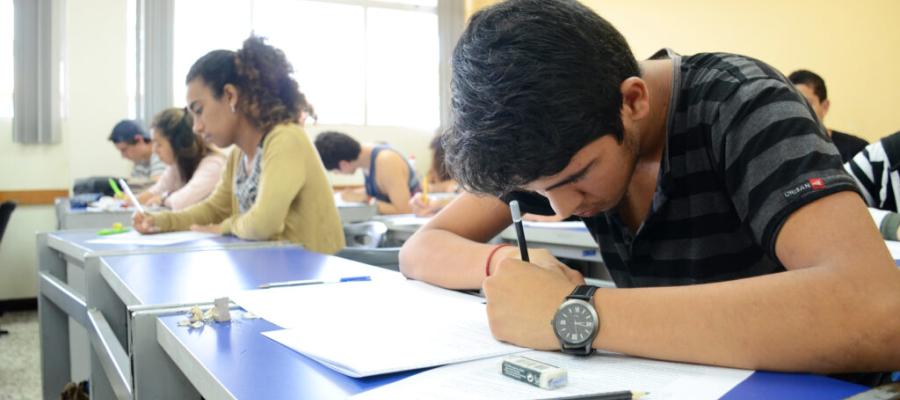 Estudiante haciendo examen de admisión