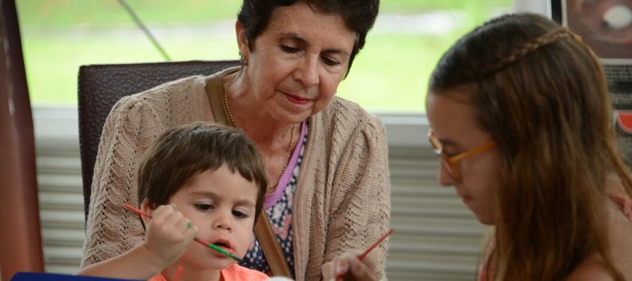 La investigación evidencia que las labores de cuido y el involucramiento parental educativo pedagógico son asumidas mayoritariamente por mujeres. Imagen con fines ilustrativos. Foto: Anel Kenjekeeva.